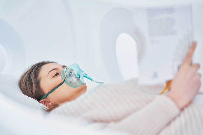 Kvinde der modtager iltbehandling med maske på
